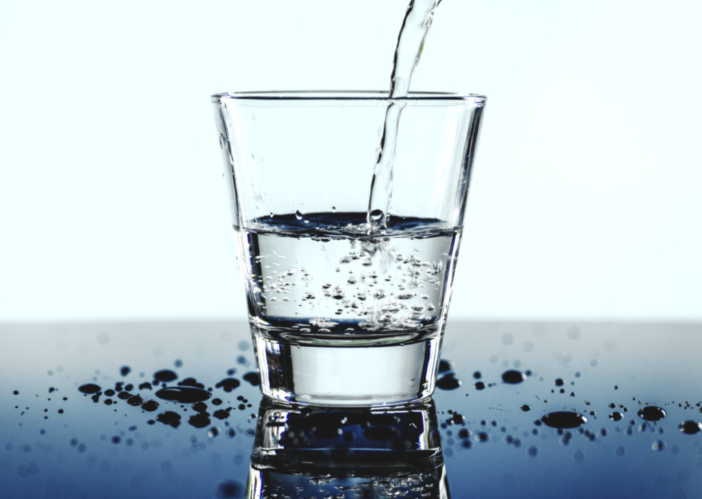 Photographie d'un verre d'eau traitée à l'ozone