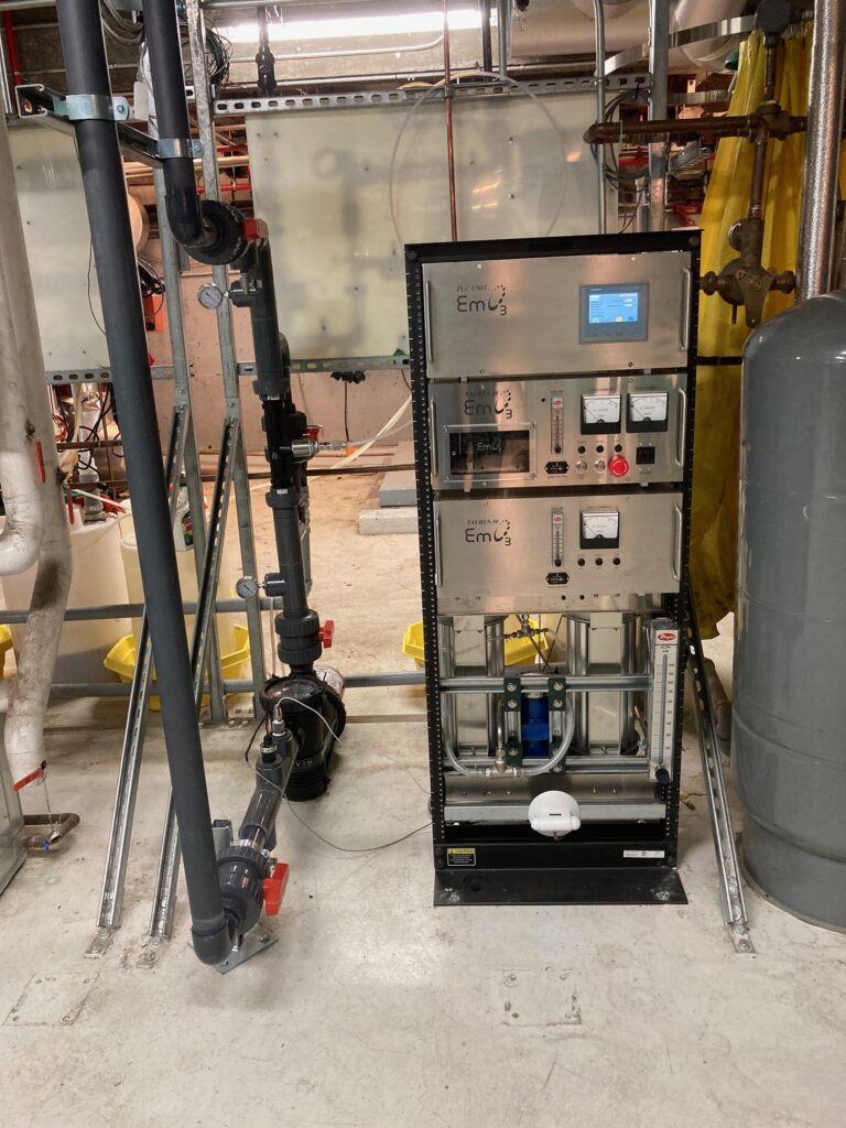 Photographie dépeignant le déploiement d'un système complet d'ozonation industrielle par EMO3 destiné à réguler la qualité de l'air au sein des tours de refroidissement.